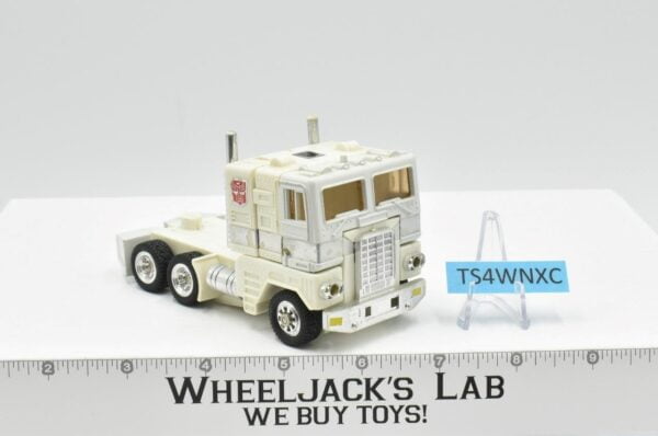 Ultra Magnus CAB RT 1986 G1 Transformers Freightliner COE Action Figure main image